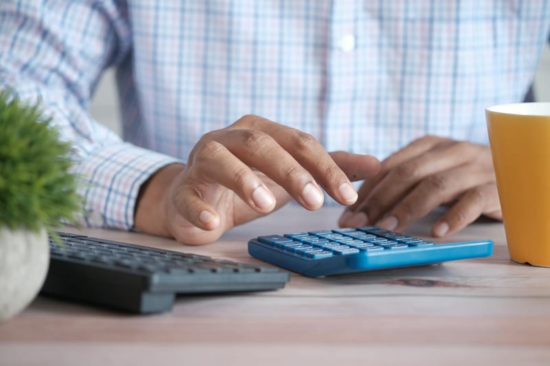 budget keyboard closeup eastern european person — ілюстрація до статті