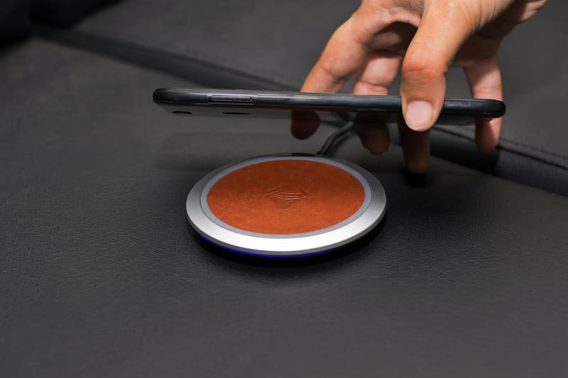 wireless charging station desk home — ілюстрація до статті