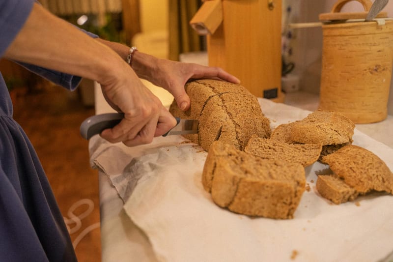 bread maker kitchen counter — ілюстрація до статті
