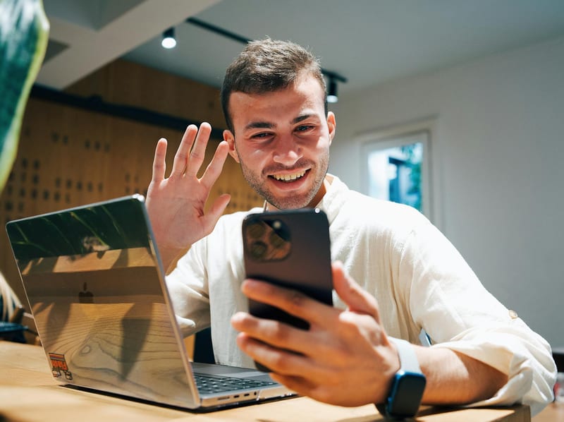 video doorbell installation eastern european person — пример для обзора, фото 3