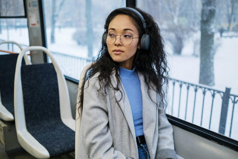 bluetooth headphones review eastern european person — ілюстрація до статті