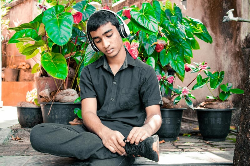 bluetooth headphones person street — ілюстрація до статті