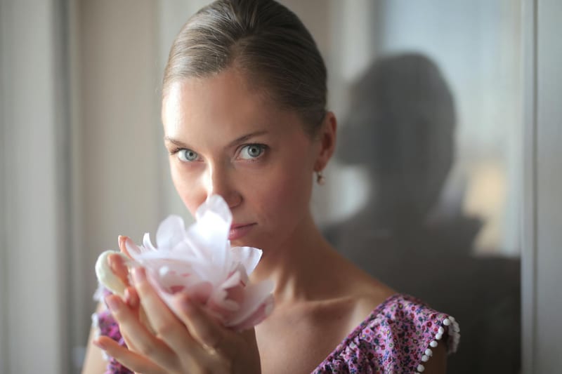 ultrasonic humidifier mist eastern european person — иллюстрация к статье