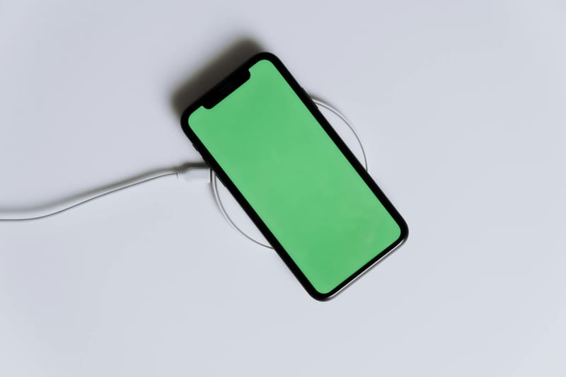 wireless charger smartphone desk — ілюстрація до статті
