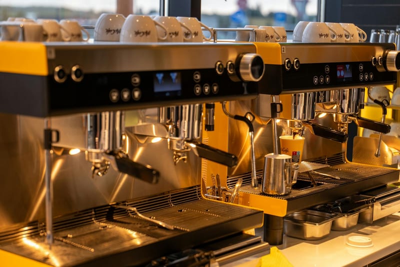 espresso machine kitchen eastern european person — ілюстрація до статті