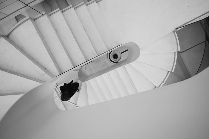 robot vacuum stairs eastern european person — ілюстрація до статті