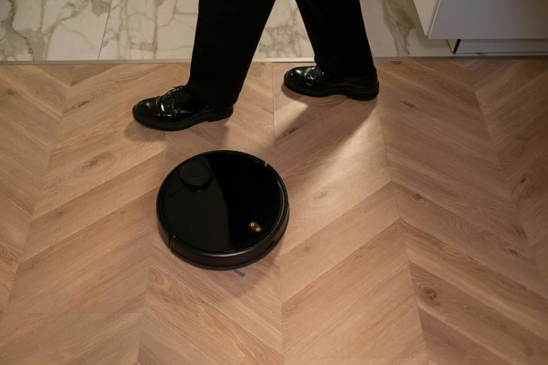 robot vacuum cleaner eastern european person — иллюстрация к статье