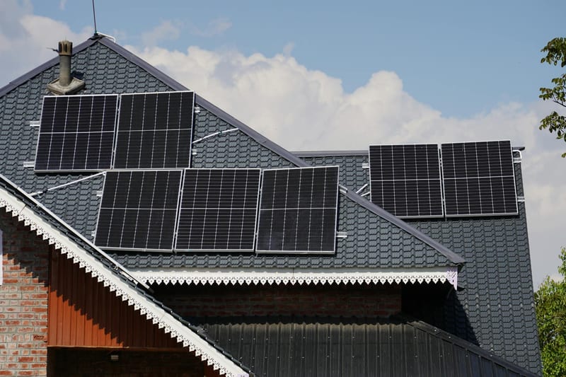 solar panel house eastern european person — ілюстрація до статті