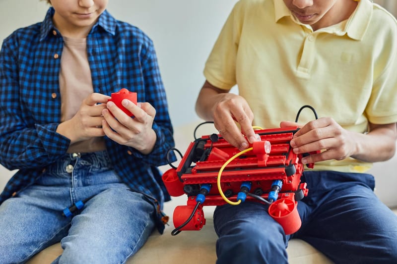 STEM kit children desk — ілюстрація до статті