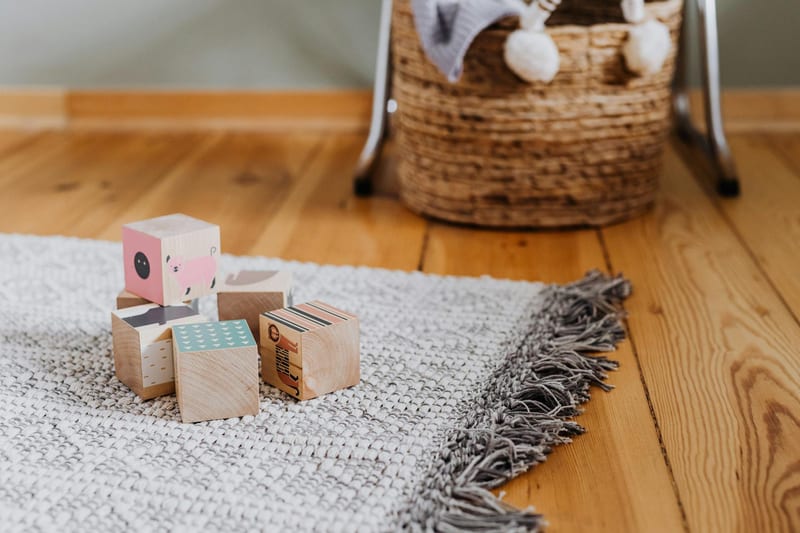children building blocks playroom home — ілюстрація до статті