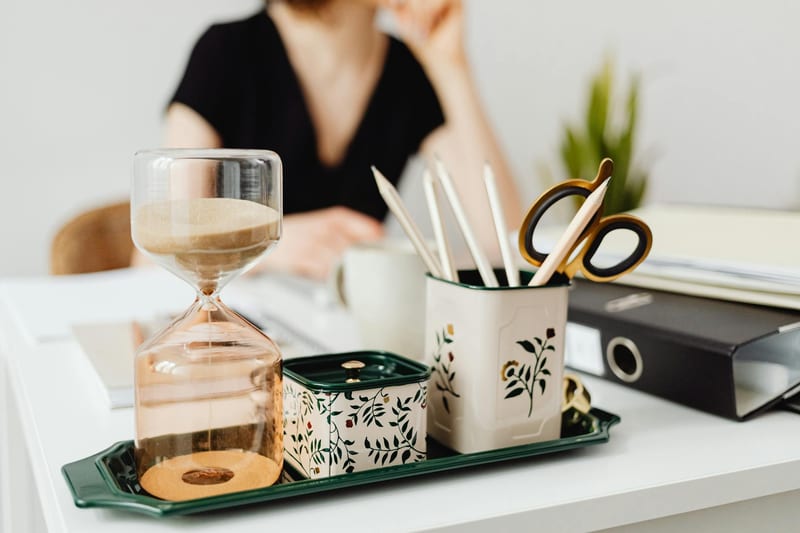 office desk accessories workspace — ілюстрація до статті