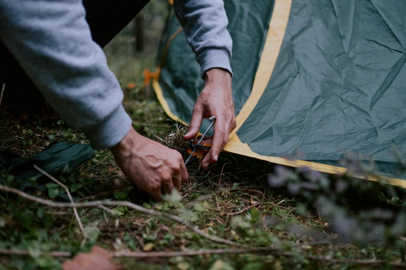 camping tent outdoor nature — ілюстрація до статті