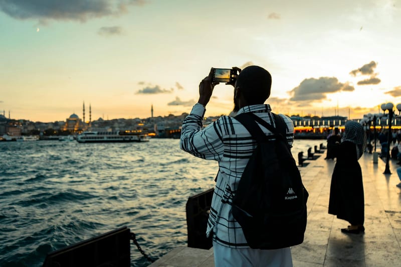 slim portable charger eastern european person — приклад для огляду, фото 3