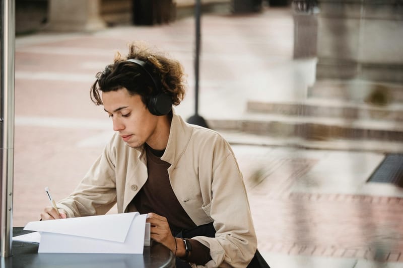 wireless headphones person street — приклад для огляду, фото 3