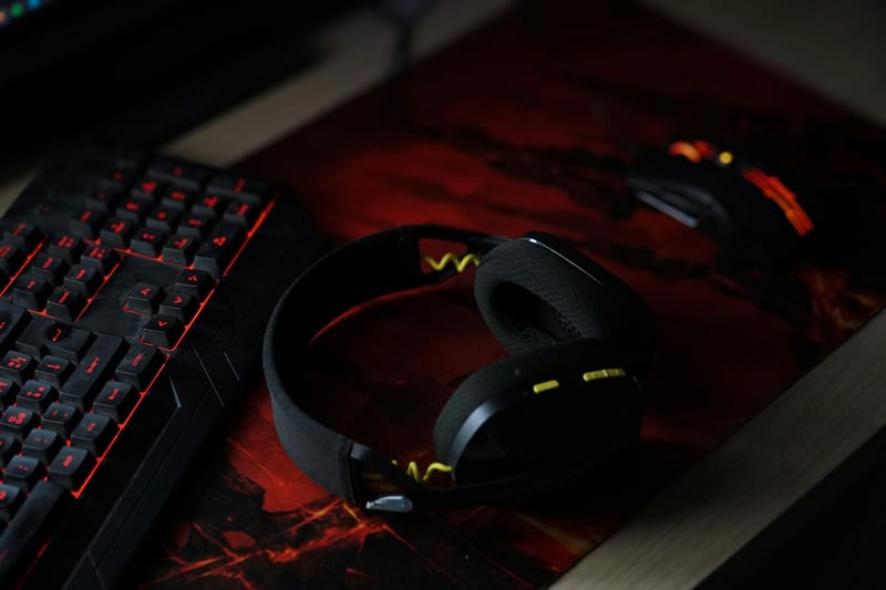 gaming headphones desk setup — ілюстрація до статті