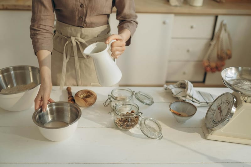 kitchen scale weighing ingredients home — ілюстрація до статті