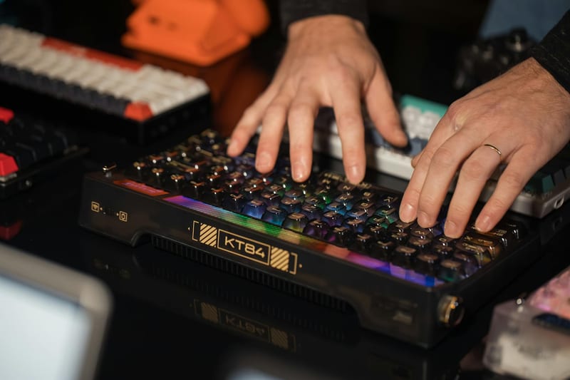 mechanical keyboard desk typing — ілюстрація до статті