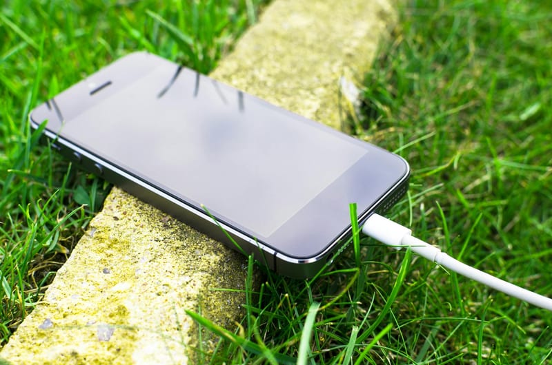 power bank charging phone outdoor — ілюстрація до статті
