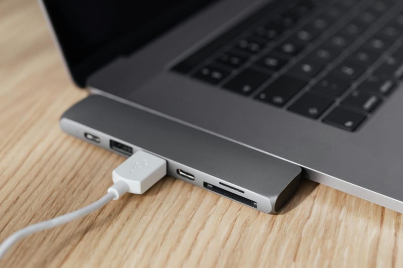 usb hub laptop desk — ілюстрація до статті