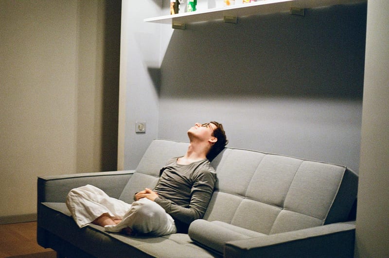 humidifier room eastern european person — ілюстрація до статті