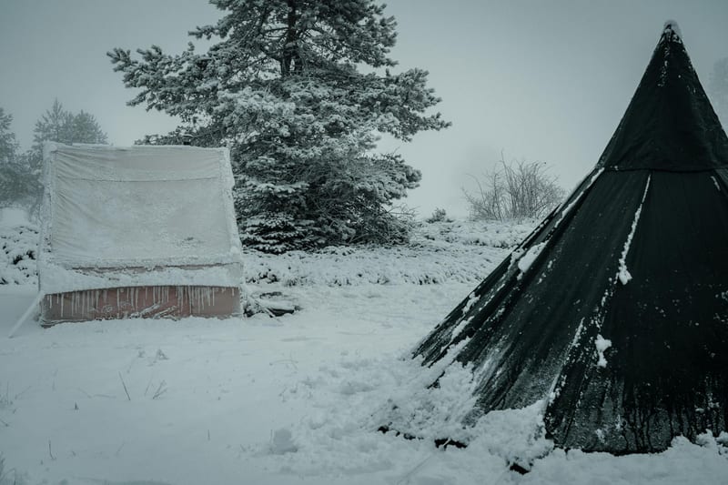winter tent camping outdoor — ілюстрація до статті